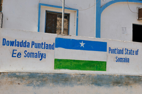 Auf eine Mauer wurde die Flagge der halbautonomen Region Puntland gemalt