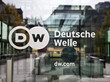 Das DW-Logo an der Eingangstür des Hauptsitzes der Deutschen Welle in Bonn. © picture alliance / Zoonar / Stefan Ziese
