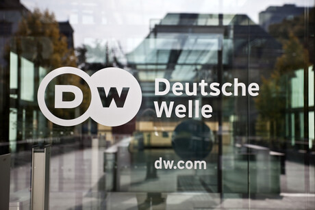 Das DW-Logo an der Eingangstür des Hauptsitzes der Deutschen Welle in Bonn. © picture alliance / Zoonar / Stefan Ziese