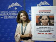 Raif Badawis Frau Ensaf Haidar hält ein Protestplakat mit dem Foto ihres Ehemanns in den Händen © picture alliance / dpa / Salvatore Di Nolfi