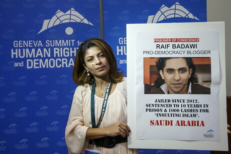 Raif Badawis Frau Ensaf Haidar hält ein Protestplakat mit dem Foto ihres Ehemanns in den Händen © picture alliance / dpa / Salvatore Di Nolfi