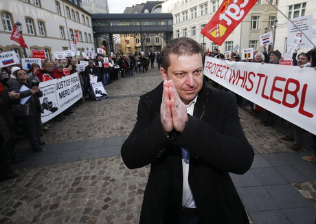 Raphaël Halet im Dezember 2016 vor dem Gericht in Luxemburg, rechts sieht man verdeckt den Schriftzug "Whistleblower".