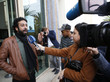 Omar Radi wird nach seiner Anhörung in Casablanca, Marokko, vor dem Gerichtsgebäude von verschiedenen Medien interviewt 