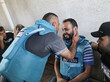 Angehörige und Kollegen der palästinensischen Journalisten Said al-Tawil und Mohammed Subh, die bei israelischen Luftangriffen getötet wurden, trauern am 10. Oktober 2023 im Gaza-Streifen.