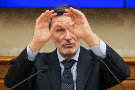 Der Politiker Alberto Balboni der Fratelli d'Italia Partei steht an einem Rednerpult und gestikuliert.