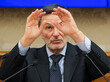 Der Politiker Alberto Balboni der Fratelli d'Italia Partei steht an einem Rednerpult und gestikuliert.