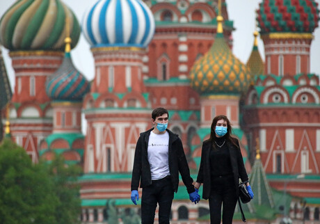 Menschen in Moskau mit Atemschutzmasken