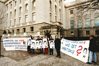 Demonstration vor der Russischen Botschaft anlässlich der Entführung des russischen Journalisten Andrei Babitsky (Januar – Februar 2000)