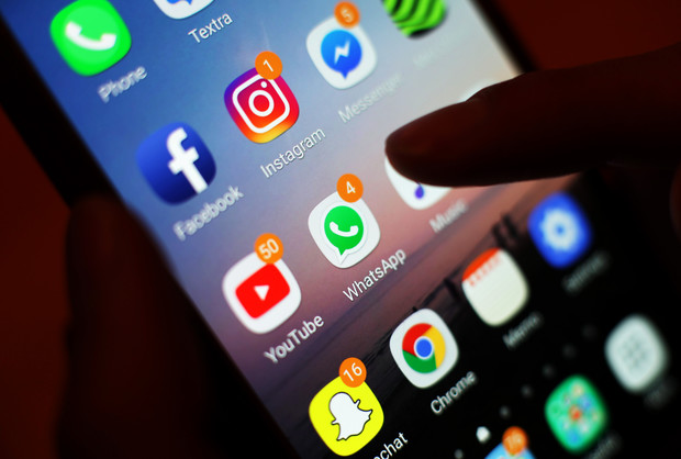 Smartphone mit verschiedenen Social-Media-Apps
