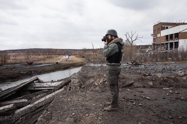 Zu sehen ist Fotojournalist Maxim Dondyuk am 06.03. in Irpin, Er wurde inzwischen dort leicht verwundet, während er fotografiierte wie Menschen, die die Stadt verlassen wollten von russischen Kräften beschossen und zum Teil getötet wurden.