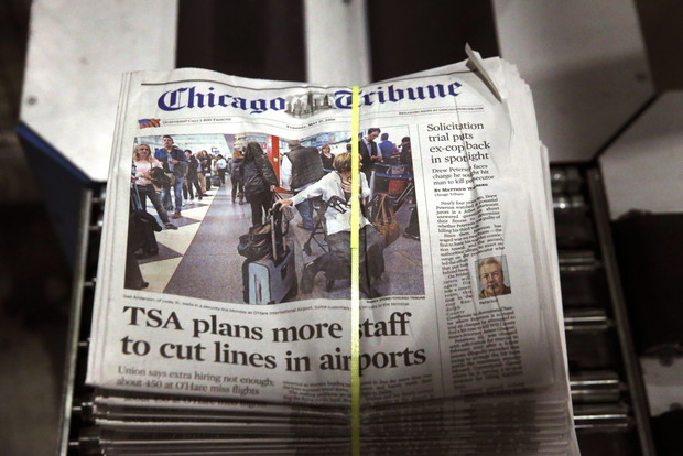 Zeitungsstapel der Lokalzeitung "Chicago Tribune"